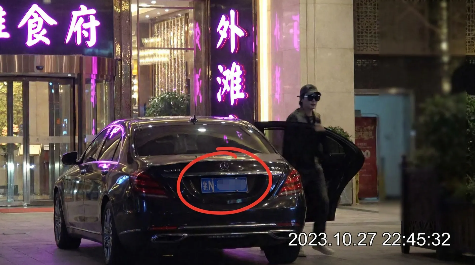 老汉推车 - 豪车餐厅外偷拍